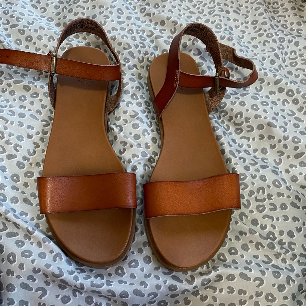 Women’s sandals size 9 1/2